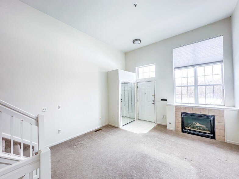 Building Photo - 1872 Lindsay Ln