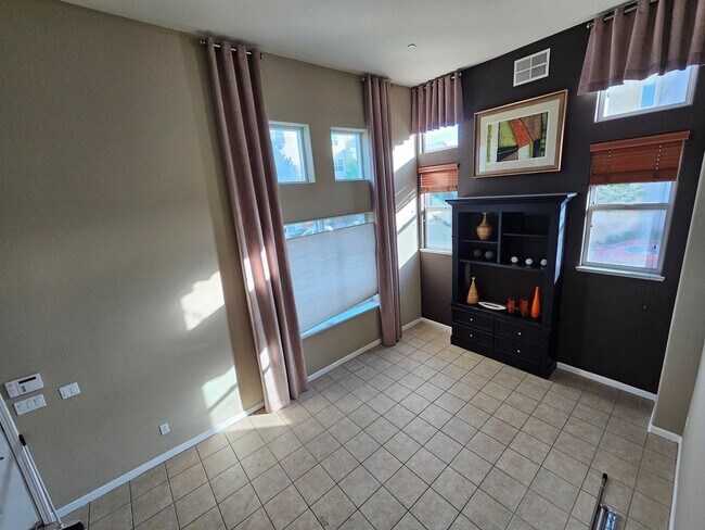 Building Photo - Modern Spacious Townhome in San Pablo