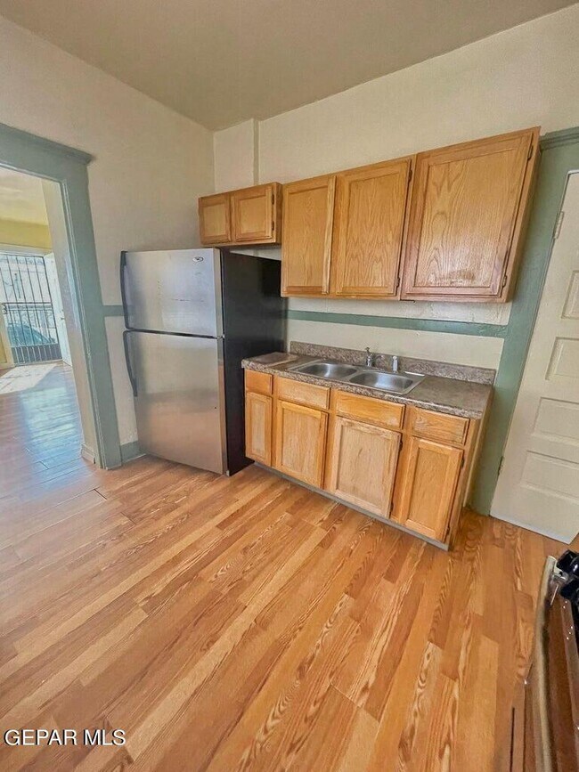 Building Photo - 2526 Yandell Dr