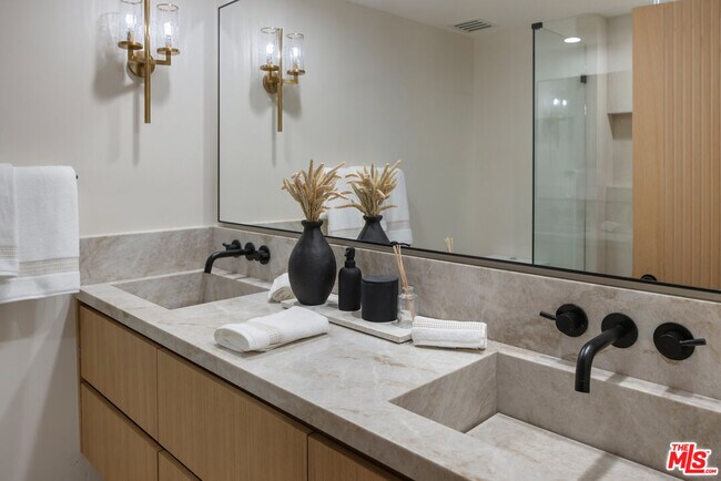 Building Photo - 818 N Doheny Dr