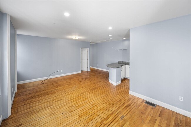 Building Photo - 330 1/2 E St