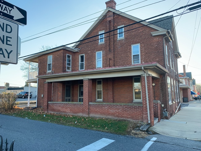 Primary Photo - Half House 3Bedroom/1Bath- private parking