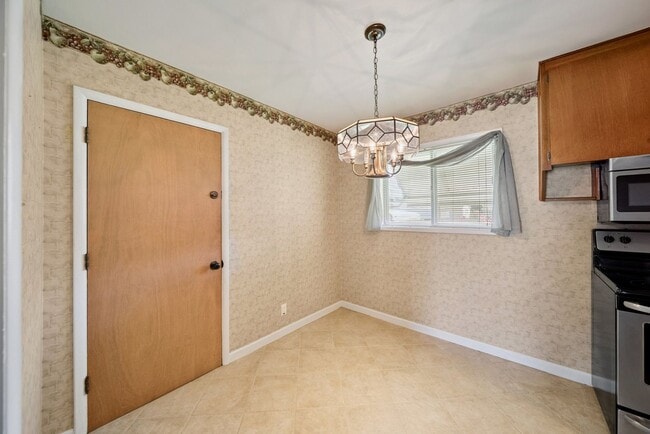 Building Photo - Charming Home in West Tulsa