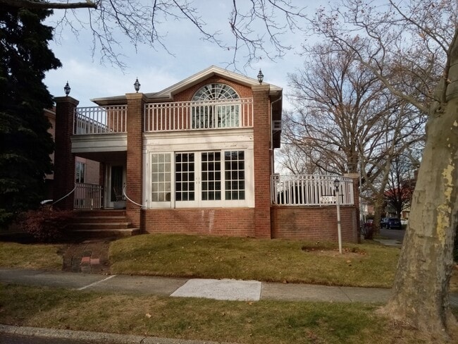 Building Photo - 200-19-219 16th Ave