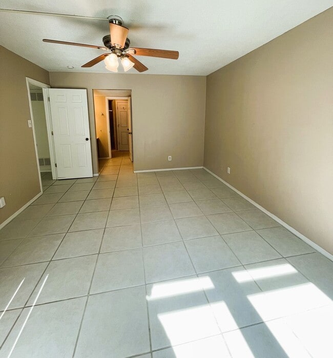 Building Photo - Ladue Schools - Spacious 2B/2B CONDO in Br...