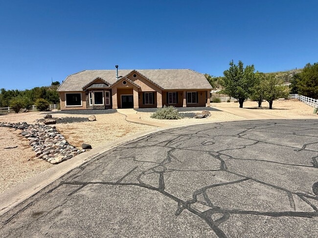 Building Photo - VIEWS in Toquerville Four Bedroom