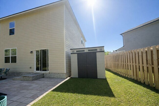 Building Photo - Highly Desirable 4 Bedroom Home with Serene Cul-de-Sac Living in Watergrass Community
