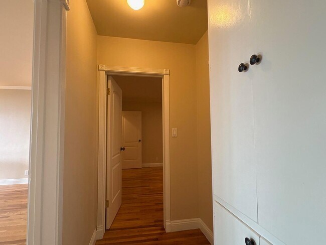 Building Photo - 11719 Mayfield Ave