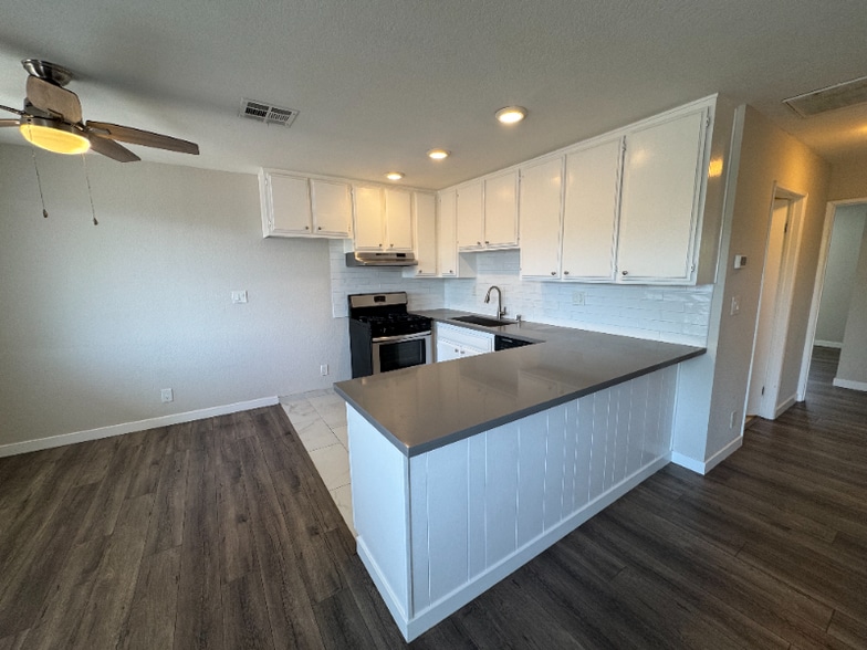 Building Photo - 623 E Cedar Ave