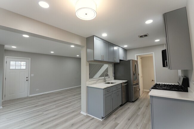 Building Photo - 360 Farmingdale Cir