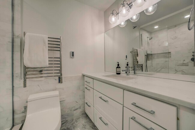 Building Photo - 440 N McClurg Ct