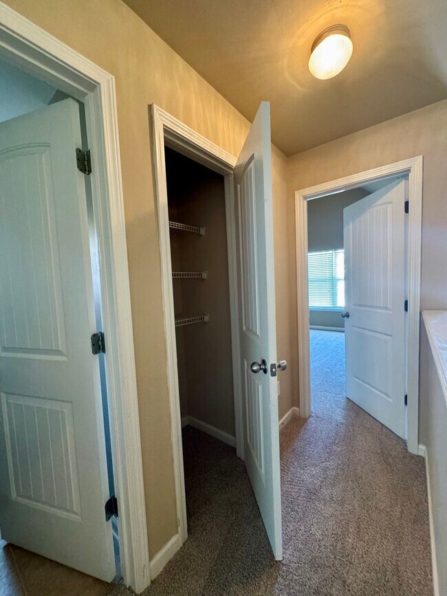 Building Photo - This beautiful 4-bedroom, 2.5-bath home Move-in ready and is waiting for you!