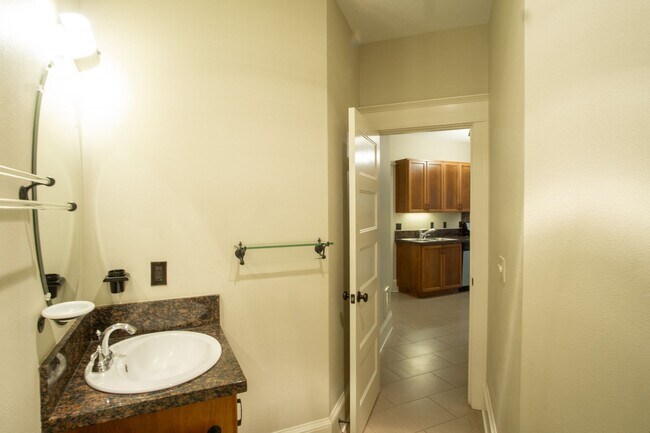 Building Photo - Gorgeous Top-Floor One-Bed with Amazing Balcony Space!