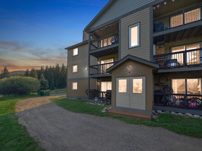 Building Photo - Best priced 3 Bedroom in Summit County!  3 Bedroom 2 bathrooom Condo, 10 minutes from Breck! Year...