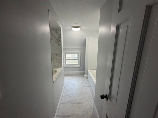 Building Photo - 75 Draper Ave