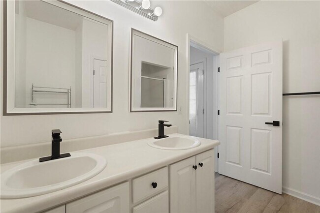 Building Photo - Spacious 3-Bedroom Townhouse in Prime Savannah Location, Move-in Special: FREE RENT for December!!