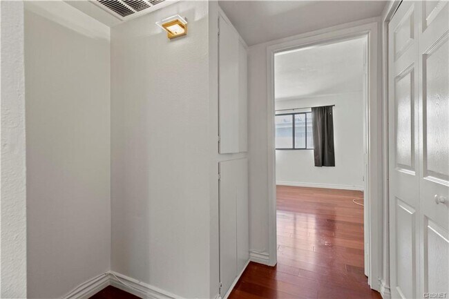 Building Photo - Gorgeous NOHO Townhome for Rent