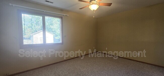 Building Photo - 4110 Three Oaks Dr
