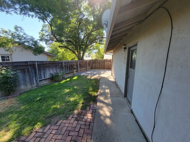 Building Photo - 3 Bedroom House across the street from Mar...