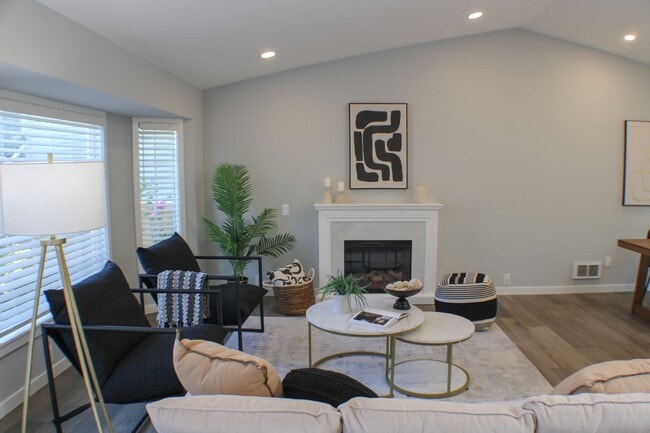 Building Photo - Amazing Everett/Mukilteo Tri-Level Home