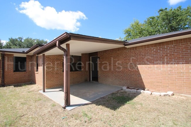 Building Photo - Bright and Open 3 Bedroom Home in Cove!