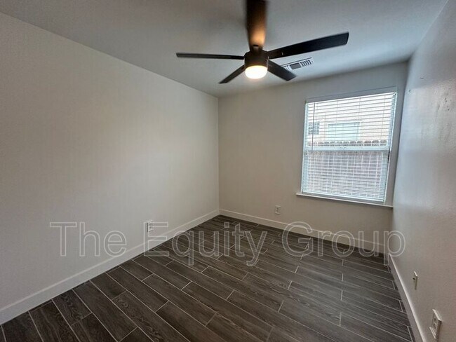 Building Photo - 1421 E Mesa Ct