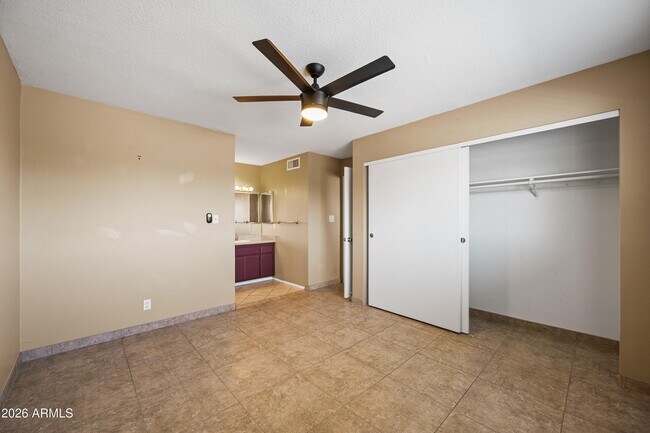 Building Photo - 5525 E Thomas Rd