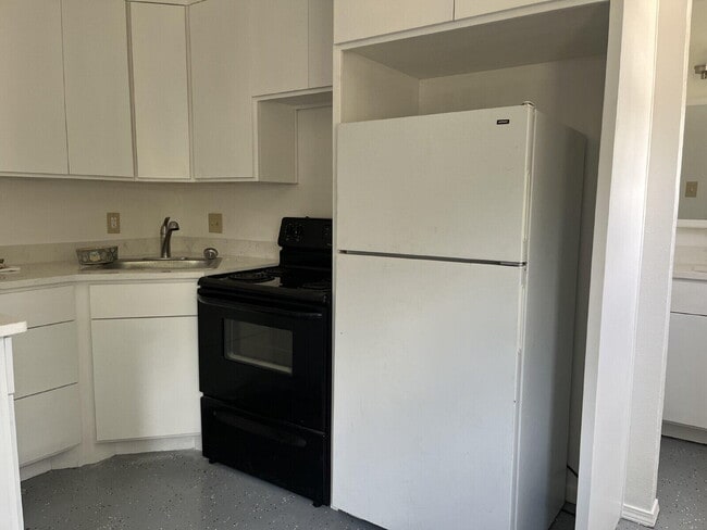 Building Photo - 1711 Norwich Ave