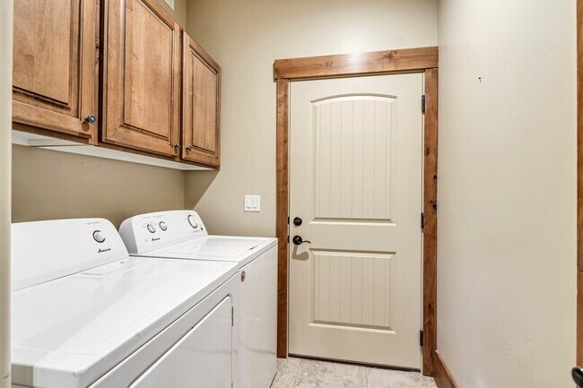 Building Photo - 13412 Alexis Dr
