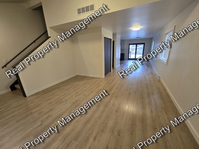 Building Photo - Updated 2 Bedroom Townhome