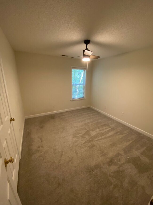 Building Photo - 2425 Laurel Falls Ln