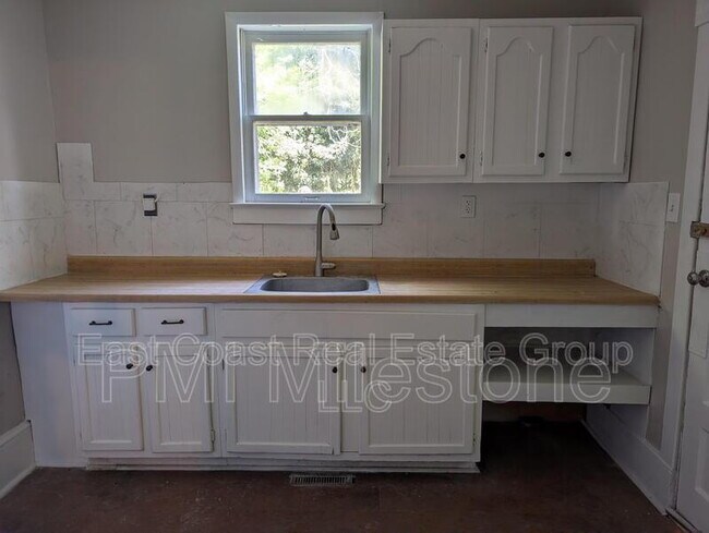 Building Photo - 304 1/2 W Martin St