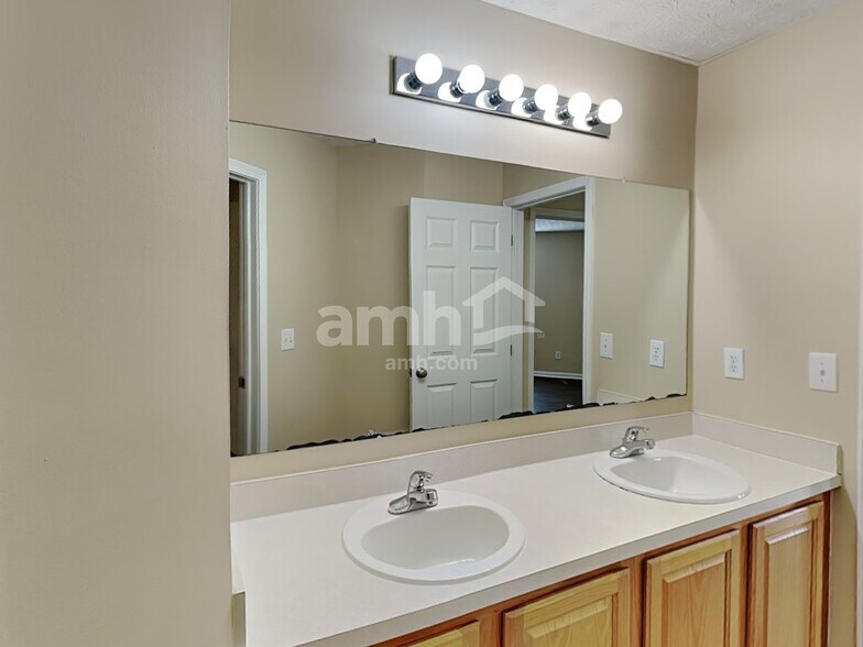 Building Photo - 10136 Corona Ln