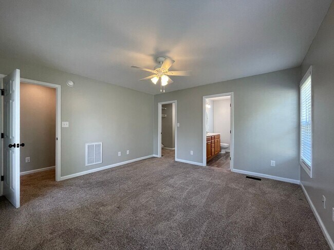 Building Photo - Immaculate and Move In Ready on Newport!