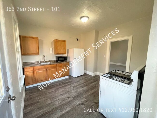 Building Photo - Eligible for Section 8: 3 Bed, 1 Bath Apar...