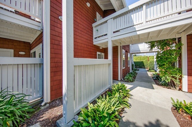 Building Photo - 25 Marina Lakes Dr
