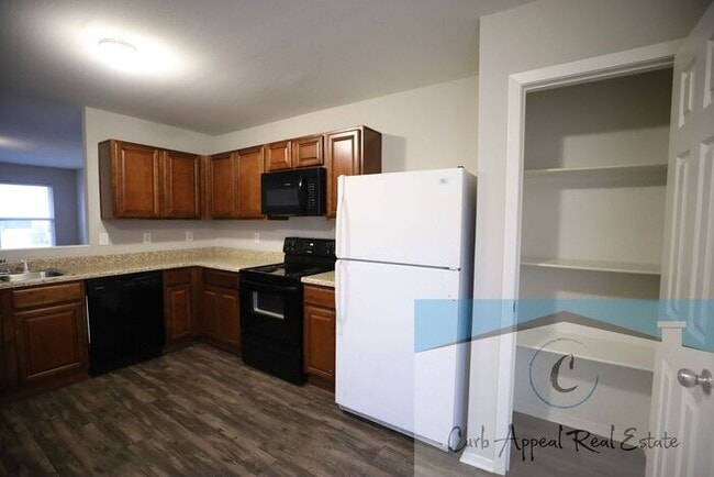 Building Photo - Move in special $900!! Beautiful 3 bed / 2 bath home with fenced back yard - Nettleton!!