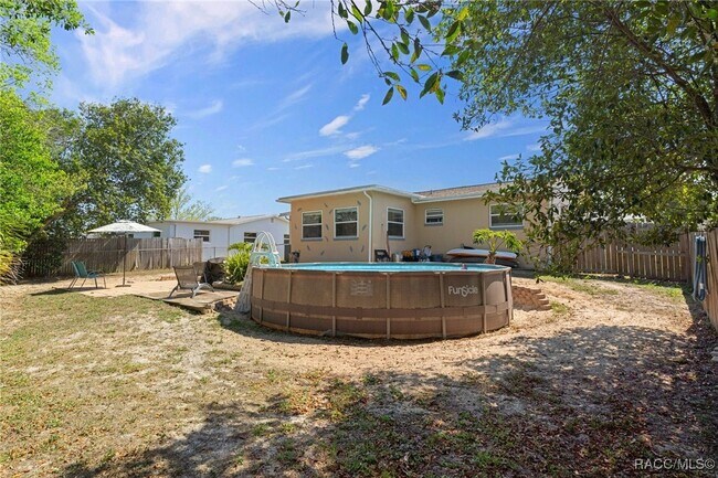 Building Photo - 11 Oak Hollow Dr