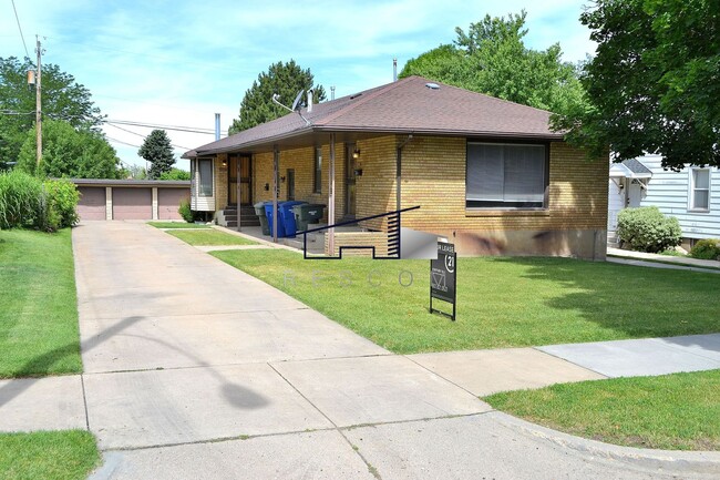 Primary Photo - Quincy Duplex