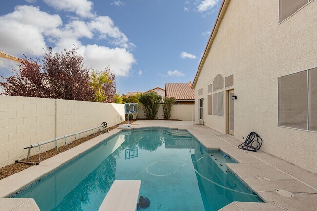 Building Photo - Enormous Silverado Ranch pool home with new paint and carpet