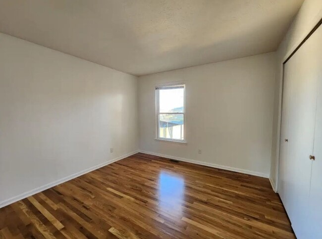 Building Photo - A cozy 3 bedroom, one bathroom house!