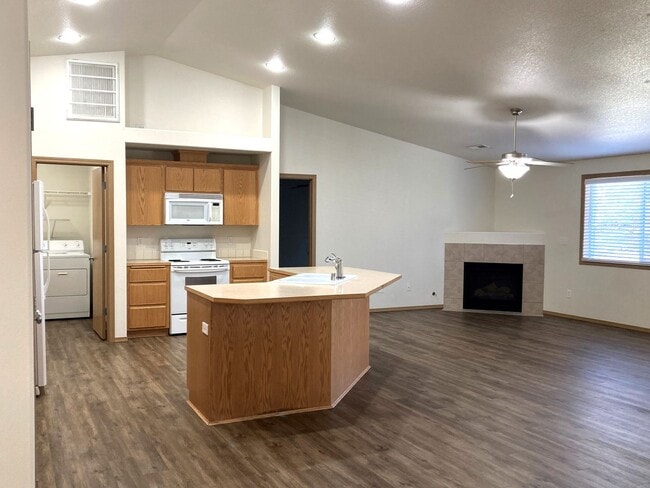 Building Photo - Ranch-Style Home With Gas Fireplace and Washer/Dryer Included! 1 Small Dog Welcome!