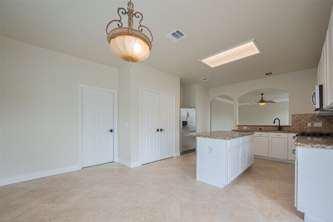 Building Photo - 5703 Saragosa Dr