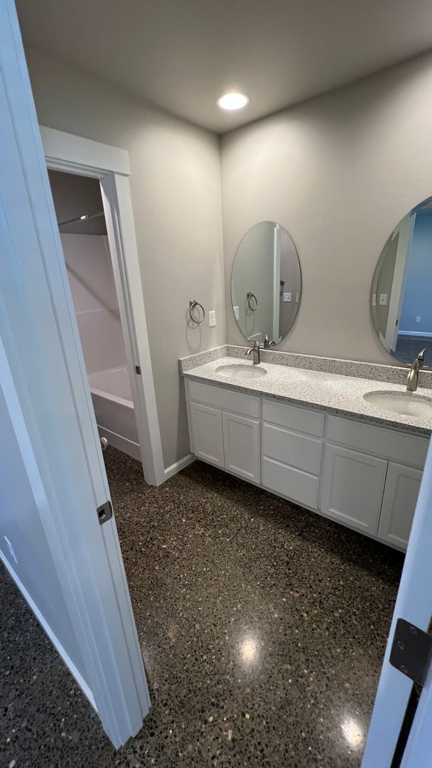 Building Photo - "Charming 3-Bedroom Duplex with 2 Full Bat...