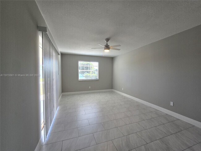 Building Photo - 3201 SE Hibiscus St