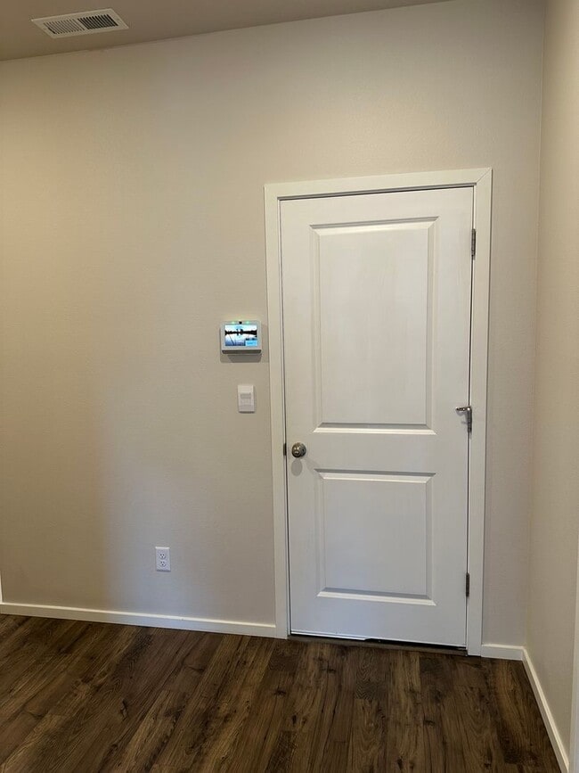 Building Photo - Newer 4 bedroom 2.5 bathroom house!