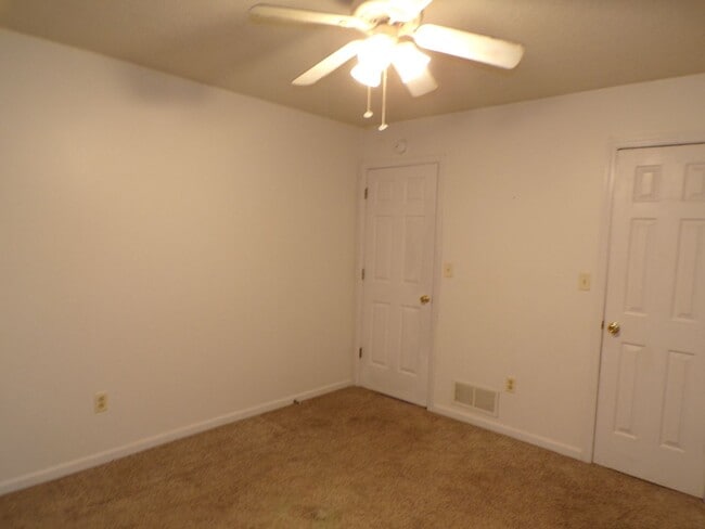 Building Photo - Nice 3 Bedroom 2 Bathroom House In South C...
