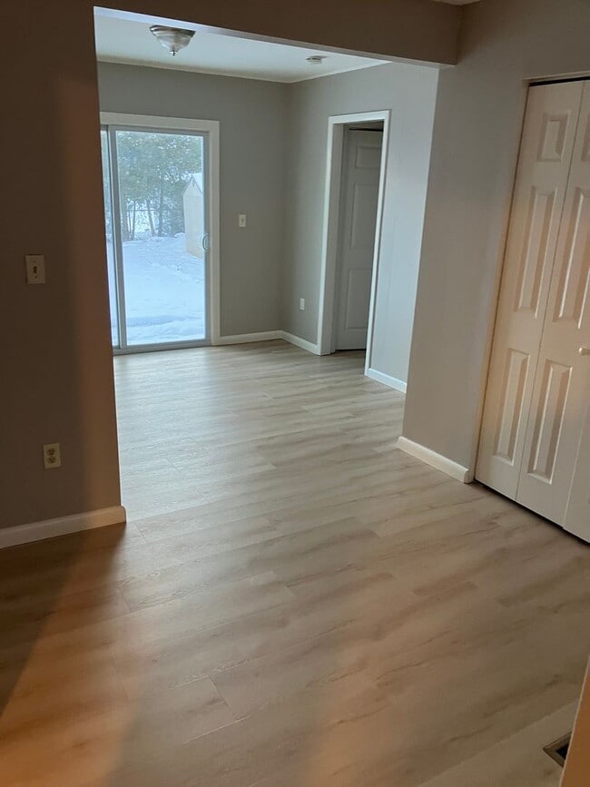 Building Photo - Spacious 4 bedroom 1.5 bath ranch Eastwood