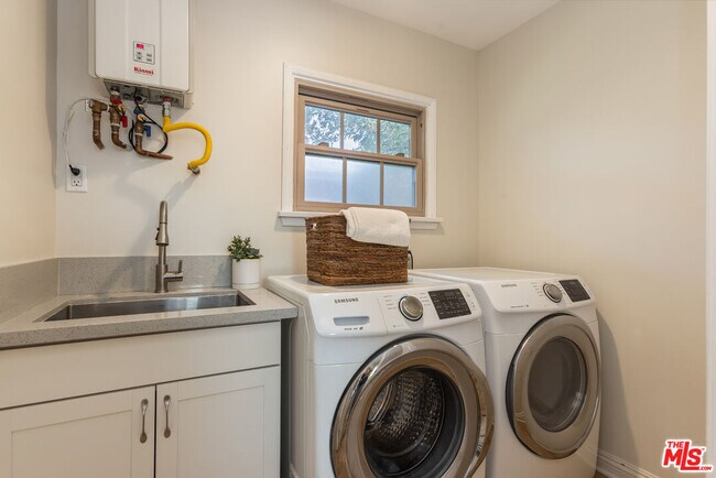 Building Photo - 3544 Gardenia Ave