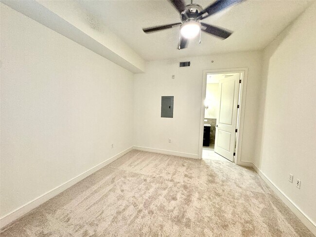 Building Photo - 2303 Mid Ln